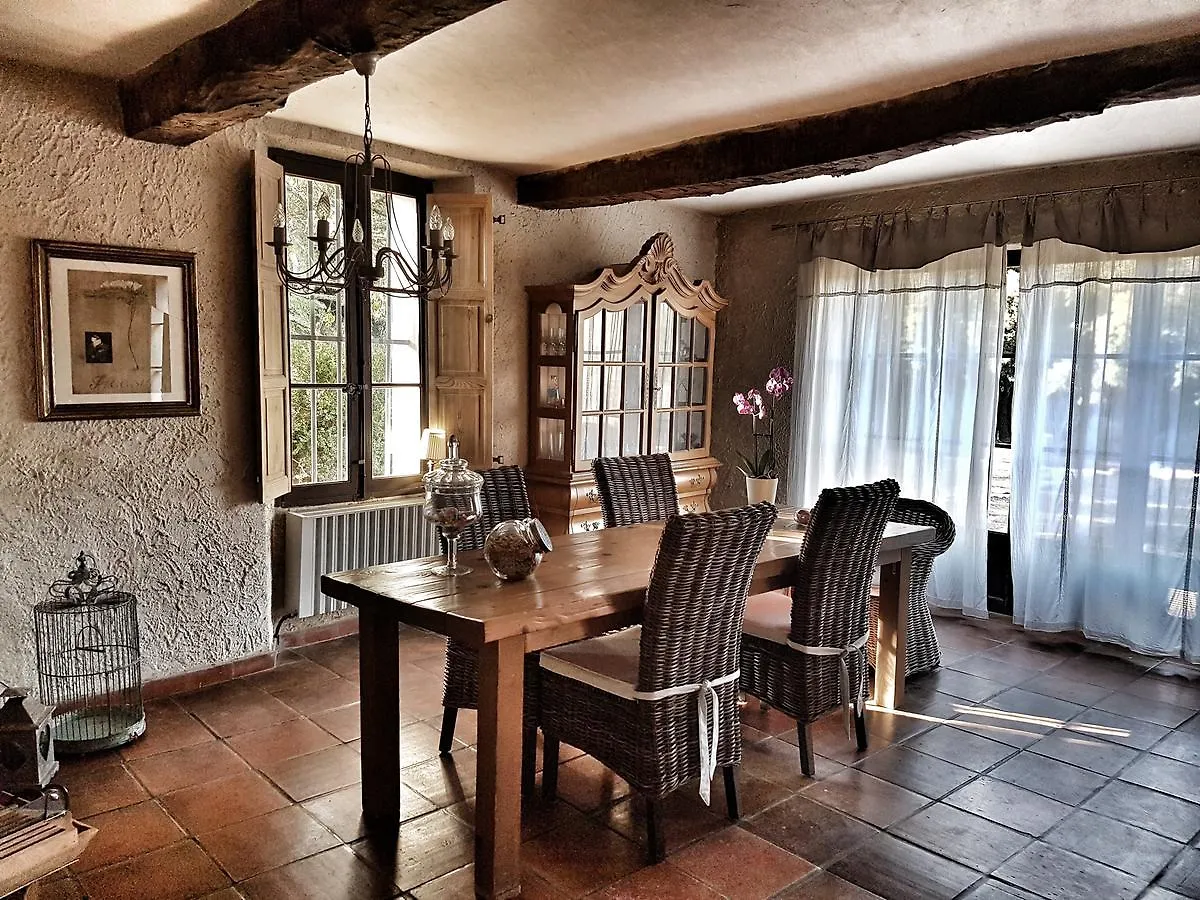 Le Domaine Saint Martin Bed & Breakfast Flassans-sur-Issole 0*,  France